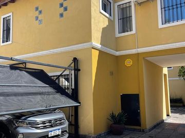 Impecable duplex de 3 ambientes con cochera y patio en Temperley