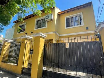 Impecable duplex de 3 ambientes con cochera y patio en Temperley