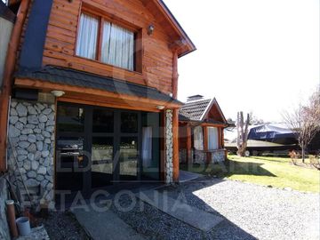 VENTA Casa Ph 5 amb 170 m2  lote 1000 m2 Rio Minero y Rio Malleo Bº Tres Cerros Villa la Angostura