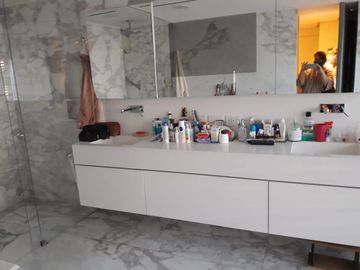 Extraordinario departamento con pileta y dos cocheras en Barrio Parque