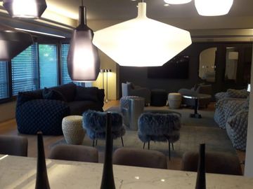 Extraordinario departamento con pileta y dos cocheras en Barrio Parque