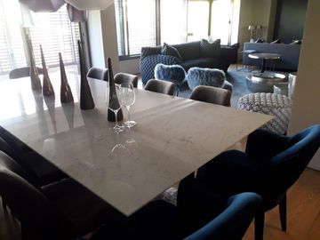 Extraordinario departamento con pileta y dos cocheras en Barrio Parque