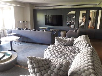 Extraordinario departamento con pileta y dos cocheras en Barrio Parque