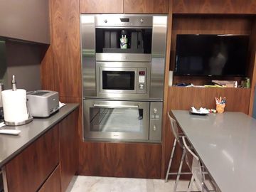 Extraordinario departamento con pileta y dos cocheras en Barrio Parque