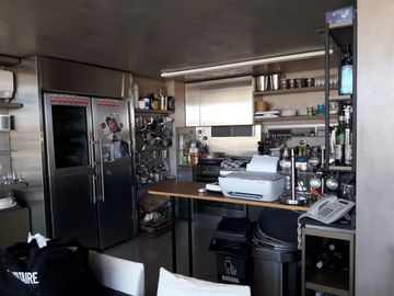 Extraordinario departamento con pileta y dos cocheras en Barrio Parque