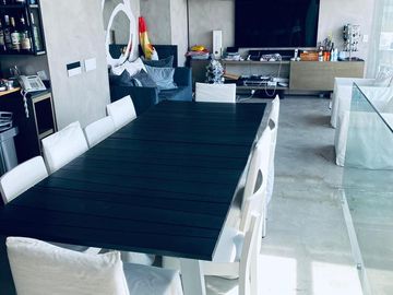 Extraordinario departamento con pileta y dos cocheras en Barrio Parque