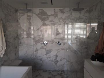 Extraordinario departamento con pileta y dos cocheras en Barrio Parque