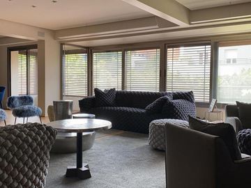 Extraordinario departamento con pileta y dos cocheras en Barrio Parque
