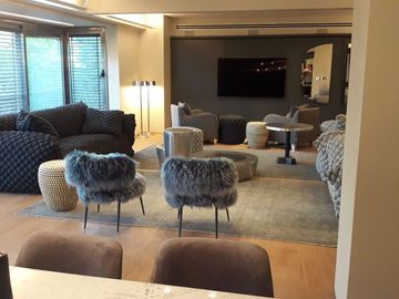 Extraordinario departamento con pileta y dos cocheras en Barrio Parque