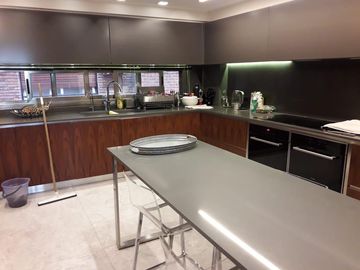 Extraordinario departamento con pileta y dos cocheras en Barrio Parque