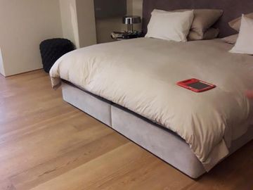 Extraordinario departamento con pileta y dos cocheras en Barrio Parque
