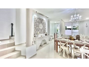 SE VENDE CASA DE DOS NIVELES CON JACUZZI EN EL CASTILLO JAMUNDI