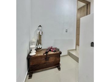 SE VENDE CASA DE DOS NIVELES CON JACUZZI EN EL CASTILLO JAMUNDI