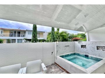 SE VENDE CASA DE DOS NIVELES CON JACUZZI EN EL CASTILLO JAMUNDI