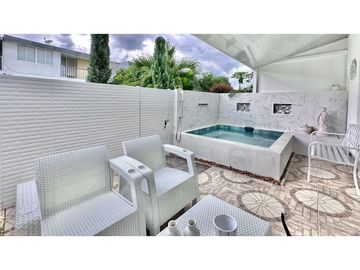 SE VENDE CASA DE DOS NIVELES CON JACUZZI EN EL CASTILLO JAMUNDI