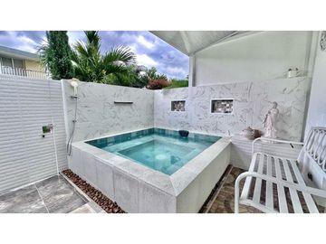 SE VENDE CASA DE DOS NIVELES CON JACUZZI EN EL CASTILLO JAMUNDI