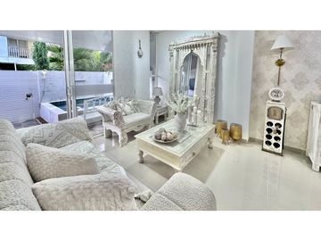 SE VENDE CASA DE DOS NIVELES CON JACUZZI EN EL CASTILLO JAMUNDI