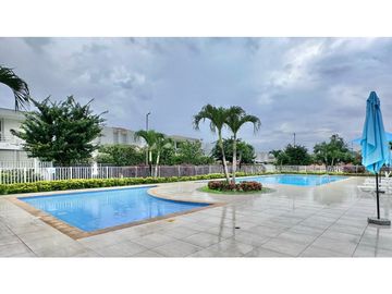 SE VENDE CASA DE DOS NIVELES CON JACUZZI EN EL CASTILLO JAMUNDI