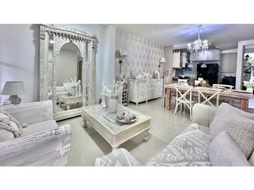 SE VENDE CASA DE DOS NIVELES CON JACUZZI EN EL CASTILLO JAMUNDI
