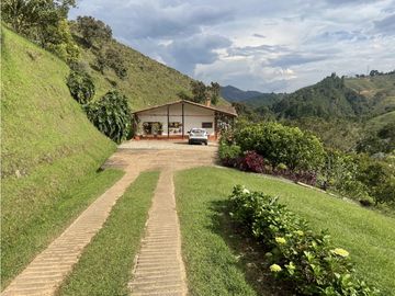 Venta de Finca en El Retiro, Antioquia | Con caballerizas