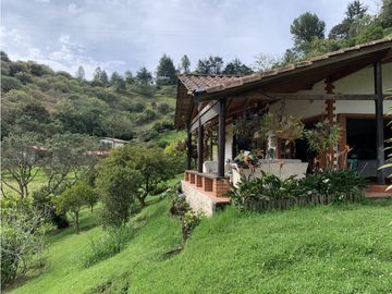 Venta de Finca en El Retiro, Antioquia | Con caballerizas