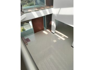 EXCLUSIVA RESIDENCIA EN PRADO LARGO, CON BUENOS ACABADOS