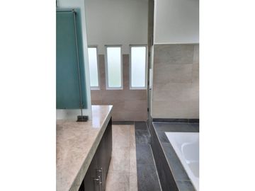 EXCLUSIVA RESIDENCIA EN PRADO LARGO, CON BUENOS ACABADOS