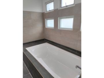EXCLUSIVA RESIDENCIA EN PRADO LARGO, CON BUENOS ACABADOS