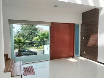 EXCLUSIVA RESIDENCIA EN PRADO LARGO, CON BUENOS ACABADOS