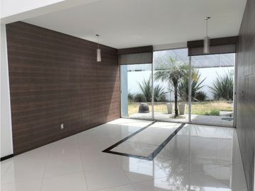 EXCLUSIVA RESIDENCIA EN PRADO LARGO, CON BUENOS ACABADOS