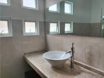 EXCLUSIVA RESIDENCIA EN PRADO LARGO, CON BUENOS ACABADOS