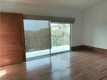 EXCLUSIVA RESIDENCIA EN PRADO LARGO, CON BUENOS ACABADOS