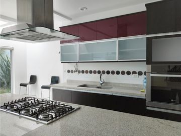 EXCLUSIVA RESIDENCIA EN PRADO LARGO, CON BUENOS ACABADOS