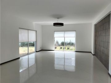 EXCLUSIVA RESIDENCIA EN PRADO LARGO, CON BUENOS ACABADOS