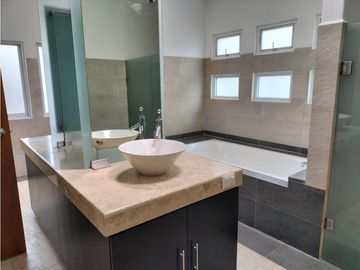 EXCLUSIVA RESIDENCIA EN PRADO LARGO, CON BUENOS ACABADOS
