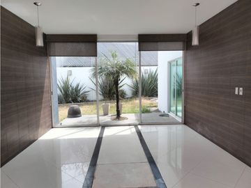 EXCLUSIVA RESIDENCIA EN PRADO LARGO, CON BUENOS ACABADOS