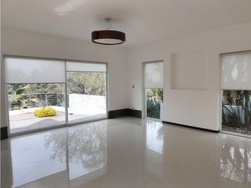 EXCLUSIVA RESIDENCIA EN PRADO LARGO, CON BUENOS ACABADOS