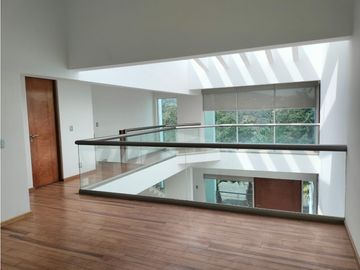 EXCLUSIVA RESIDENCIA EN PRADO LARGO, CON BUENOS ACABADOS