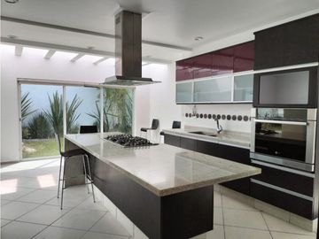 EXCLUSIVA RESIDENCIA EN PRADO LARGO, CON BUENOS ACABADOS