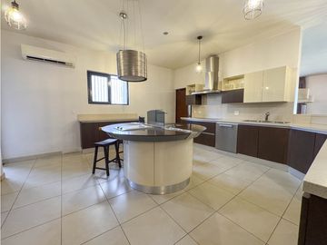 VENDO CASA EN EMBASSY CLUB
