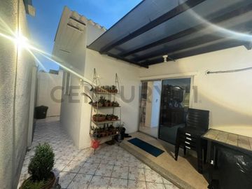 Venta de casa en la Vía Salitre, Urb. Compostela