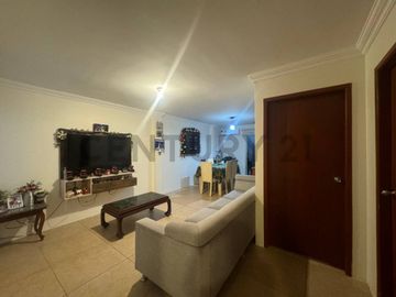 Venta de casa en la Vía Salitre, Urb. Compostela