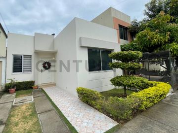 Venta de casa en la Vía Salitre, Urb. Compostela