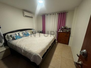 Venta de casa en la Vía Salitre, Urb. Compostela