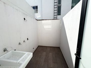 CASA NUEVA CON ROOF GARDEN EN LA RUA