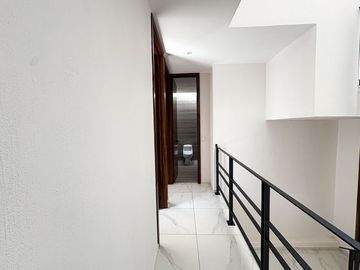 CASA NUEVA CON ROOF GARDEN EN LA RUA