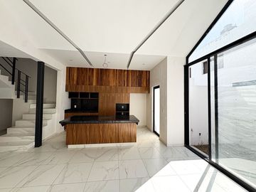 CASA NUEVA CON ROOF GARDEN EN LA RUA