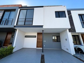 CASA NUEVA CON ROOF GARDEN EN LA RUA