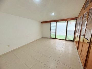 CASA MUY AMPLIA ENTRE PLAZA PATRIA Y LA SEATTLE