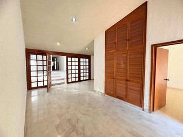CASA MUY AMPLIA ENTRE PLAZA PATRIA Y LA SEATTLE